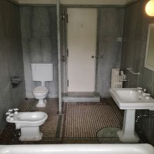 昭和初期で洋式トイレ、セントラルヒーティングがある。