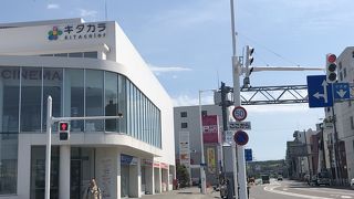 駅やバスセンターお土産物屋などが入った複合施設