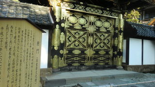 方丈横の美しい門