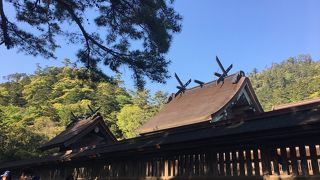 本殿の左右にならぶ