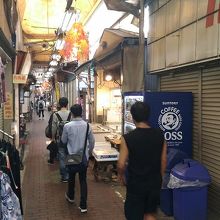 狭い通りの左右に店びっしり