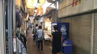 シャッターもなく、元気な商店街