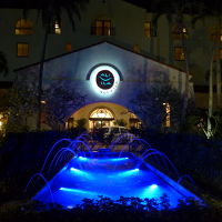 ホテル入り口の夜景