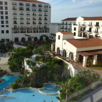 室内からのセンターとノースウィングとプール