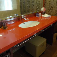 バスルームの広々とした洗面台