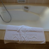 広々としたバスタブ　とても寛ぐ事のできる入浴剤が置かれていま