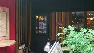 裏路地にある、馬肉バル