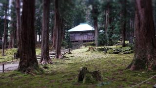 霊山への入口、静かな古刹。。