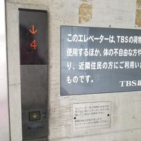 駅から利用できるエレベーター。4階分の高さがあるようです