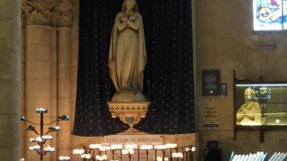 にぎやかなモンマルトルの丘のなかでひっそりとたたずむ教会