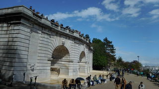 観光客がたむろしています