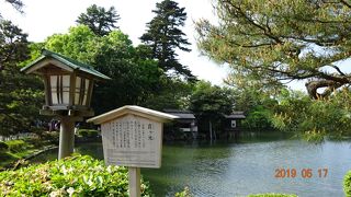 虹橋と灯篭と霞ケ池のセットが兼六園のシンボルとなっています