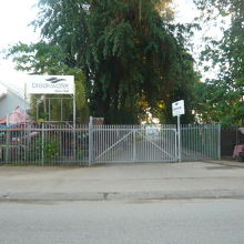 ブレイクウォーターカフェの入口は、鉄製の柵で守られています。
