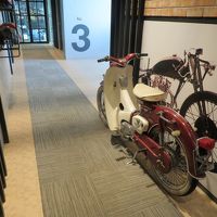 各階の廊下に往年を風靡した単車・自転車の展示