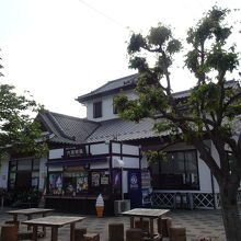 白井城を模したという白壁の建物