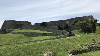 世界遺産で、沖縄の城跡の中では最も古い。一の曲輪（くるまわ）からの３６０度のパノラマは素晴らしい！！