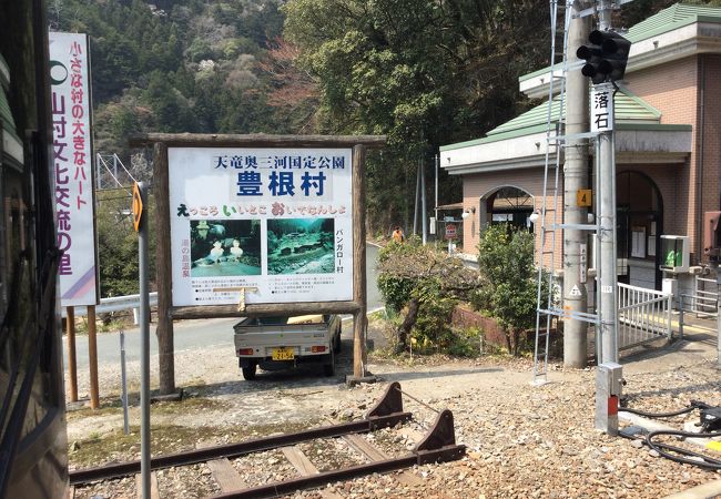 川幅の広い天竜川を風の強い橋の上から見下ろす