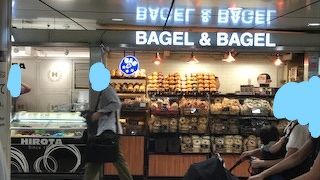 ところ狭しと種類豊富なベーグル