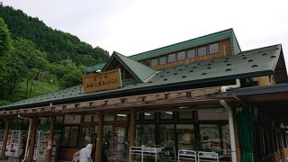 渓流沿いの道の駅