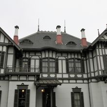 駐車場に面した建物。玄関があります。