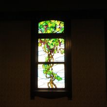 階段にあるステンドグラス