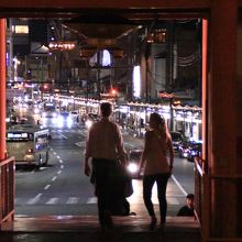 八坂神社は夜もインターナショナルです。