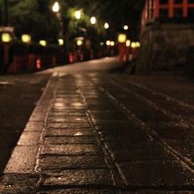 雨上がりの八坂神社の石畳。 