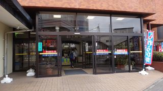 少し寂れたショッピングモール