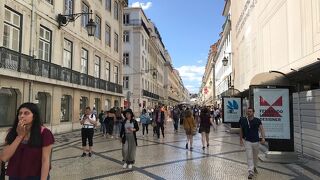 勝利のアーチの先に