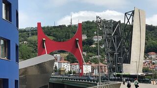 グッゲンハイム美術館近くの赤い橋