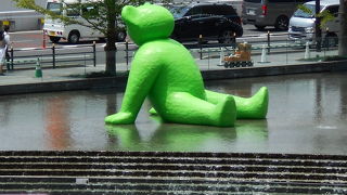 緑のくまのオブジェが目立ちます