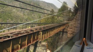 次のトンネルはスラブ軌道区間だった