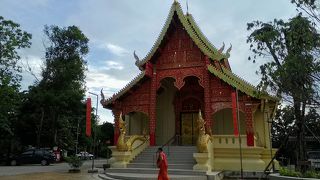 町外れの丘の上にある