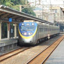 駅に入線する基隆行区間車