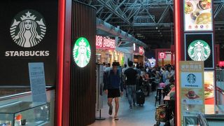 チェックインカウンターの並ぶ出国ロビーを眼下に眺めながら食事が出来ます。