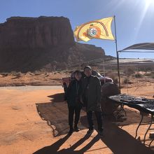 ナバホ族の旗の下で記念撮影