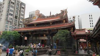 龍山寺の山門を入って正面に見えるお堂です。