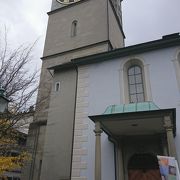 大きな時計のある教会