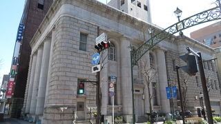 建物は非常に重厚なつくり