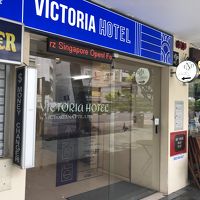 入り口はその名の通りビクトリア通りに面しています。