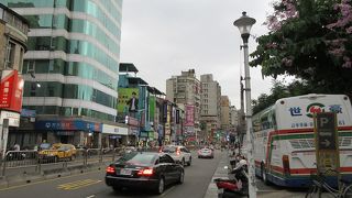 龍山寺に近いことから時折大型バスが通ります。