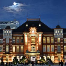 かつては天皇陛下筆頭ごく一部の肩のみ利用された正面玄関。