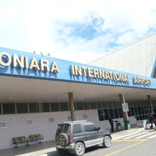 ホラニア国際空港の正面です。日本の援助で建設されました。