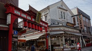 大本堂の東側にのびる商店街