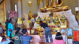 お参りする人がたくさん