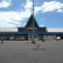 日本の援助で建設されたホラニア国際空港のエプロンとターミナル