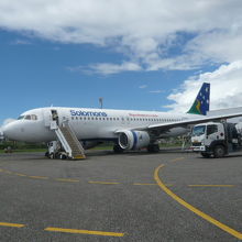 ソロモン諸島の航空会社ソロモン航空の主力航空機です。給油中