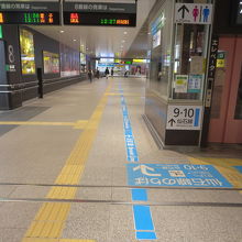 改札通過後、路面の水色の案内表示に沿って進みます