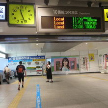 東側の端まで進み、エスカレーターを下ります