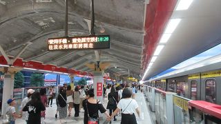 士林夜市への最寄り駅は士林駅ではなく、こちらの駅です。